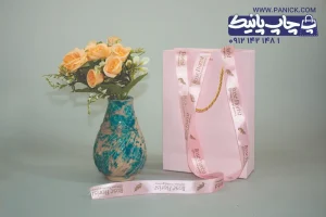 روبان صورتی با چاپ در کنار روبان صورتی