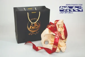 روبان‌ قرمز با ساک دستی سفید و چاپ طلاکوب
