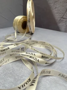 روبان کرم 7 میلی متری با چاپ مشکی ROJIA متراژ 1000 متری