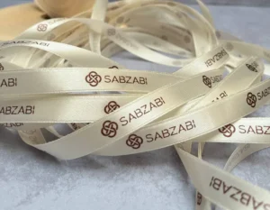 روبان طلایی ساتن 7 میلی متری با چاپ قهوه ای SABZABI متراژ 1000 متری
