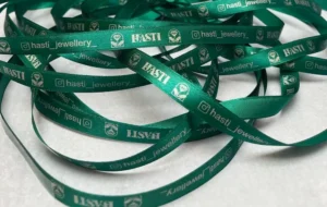 روبان سبز 7 میلی متری ساتن با چاپ کرم HASTI JEWERLLY متراژ 1000 متری