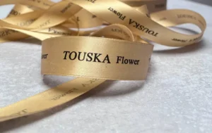 روبان طلایی 2/5 سانتی متری ساتن با چاپ مشکی TOUSKA flower متراژ 1000 متری