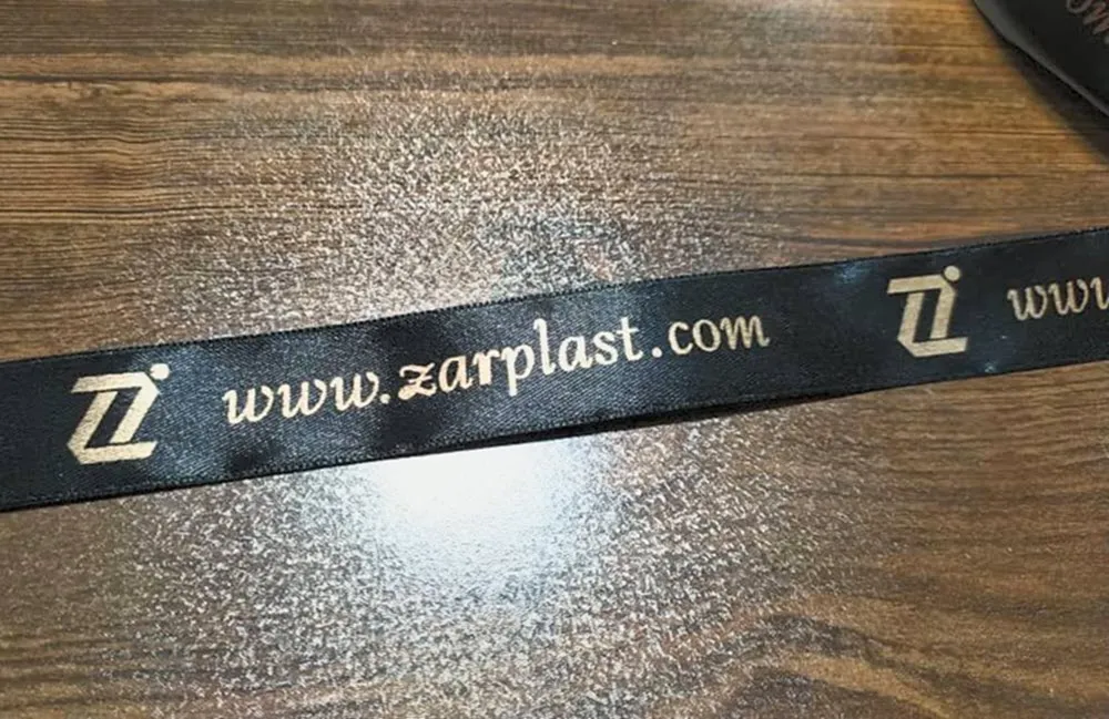 ROBAN231 روبان 1/5 سانتی متری مشکی با چاپ طلایی ZARPLAST تیراژ 1000 متری