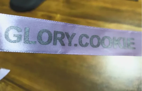 روبان سفید 2 سانتی متری با چاپ نقره ای GLORY.COOKIE تیراژ 1000 متری