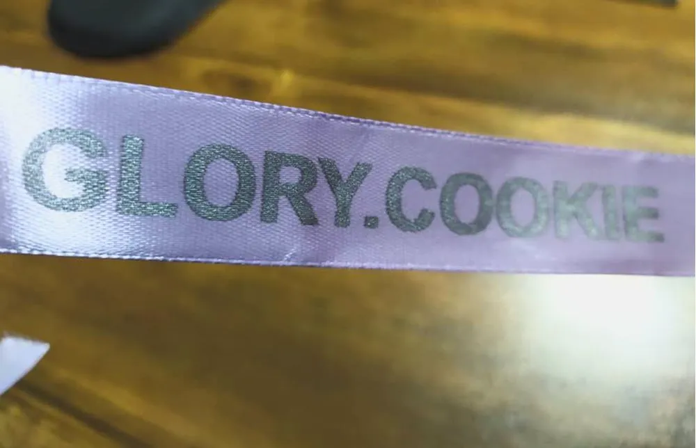 روبان سفید 2 سانتی متری با چاپ نقره ای GLORY.COOKIE تیراژ 1000 متری