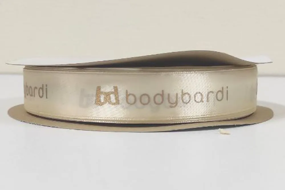 ROBAN26 روبان کرم 4 سانتی متری با چاپ طلایی BODYBARDI تیراژ 1000 متری