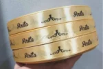 روبان ساتن 4 سانتی متری با چاپ anita مشکی 1000 متری