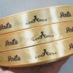 روبان ساتن 4 سانتی متری با چاپ anita مشکی 1000 متری