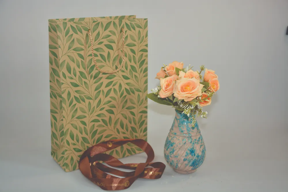 ROBANPANICK-140 روبان قهوه ای در کنار بگ طرحدار آماده