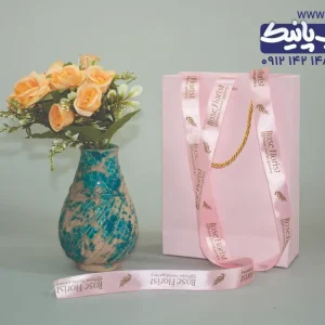 روبان صورتی با چاپ در کنار روبان صورتی