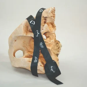 روبان مشکی با چاپ سفید لوگو