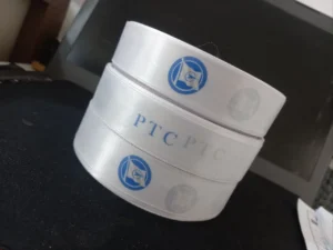 روبان ساتن 4 سانتی متری با چاپ آبی PTC متراژ 1000 متری