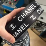 روبان ساتن مشکی عرض 4 سانتی با چاپ سفید CHANEL رول 1000 متری