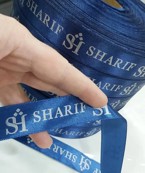 روبان سرمه ای 2/5 سانتی متری با چاپ نقره ای sharif متراژ 1000 متری