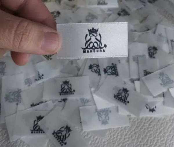 اتیکت پارچه ای ساتن برند mahoura تیراژ 1000 عددی