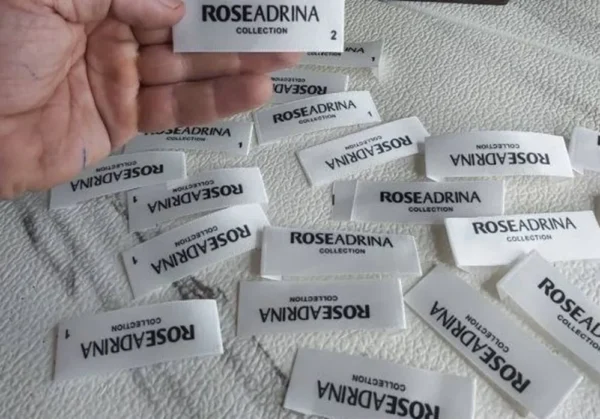 مارک پارچه ای سفید ساتن roxeadrina در تیراژ 5000 عددی