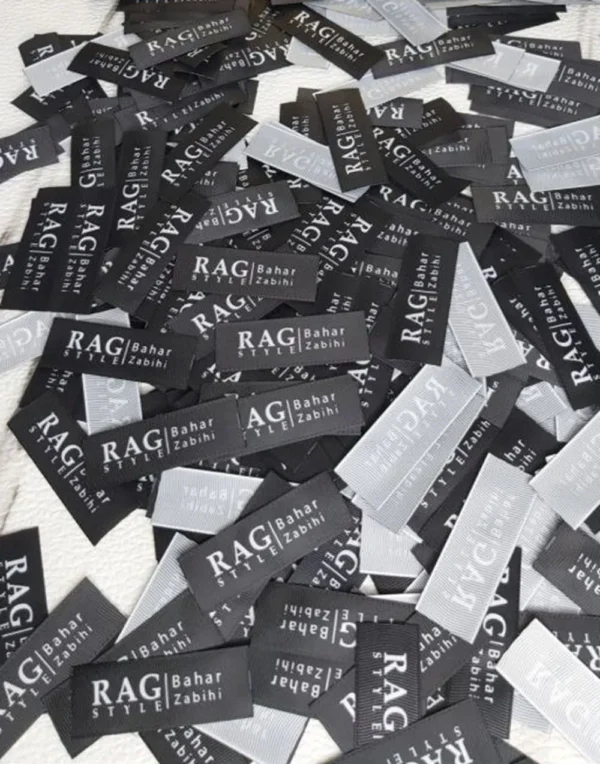 اتکیت پارچه ای ساتن مشکی برند ragstyle تیراژ 1000 عددی با برش