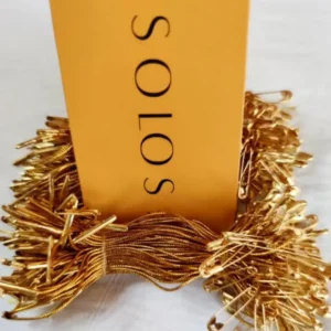 سفارش چاپ تگ مقوایی زرد solos به همراه نخ پلمپ طلایی سنجاق دار تیراژ 1000 عددی