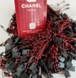 سفارش چاپ تگ مقوایی chanel به همراه نخ پلمپ مشکی قرمز تیراژ 1000 عددی