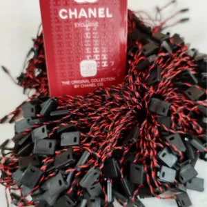 سفارش چاپ تگ مقوایی chanel به همراه نخ پلمپ مشکی قرمز تیراژ 1000 عددی