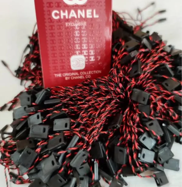 سفارش چاپ تگ مقوایی chanel به همراه نخ پلمپ مشکی قرمز تیراژ 1000 عددی