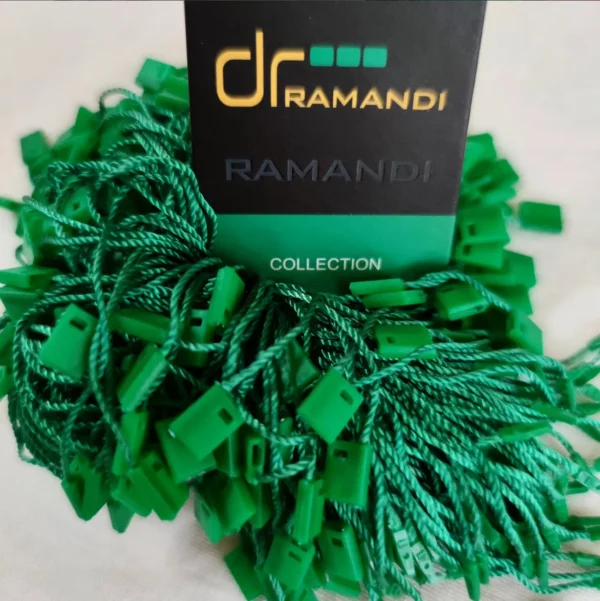 سفارش چاپ تگ مقوایی Dr ramandi به همراه نخ پلمپ سبز تیراژ 1000 عددی