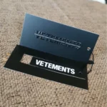 تگ مقوایی گلاسه 300 گرمی سلفون VETEMENTS تیراژ 1000 عددی