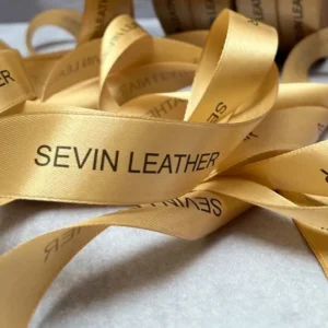 روبان طلایی 2/5 سانتی متری ساتن با چاپ مشکی SEVIN LEATHER متراژ 1000 متری