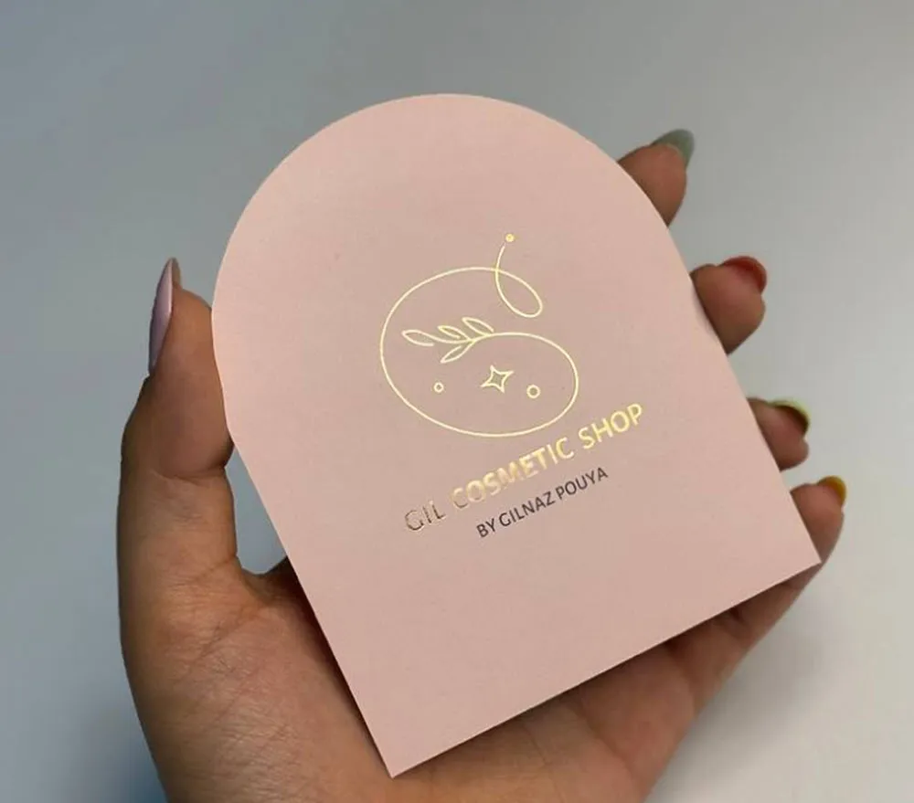 کارت ویزیت طلاکوب کارتی قالبدار صورتی GIL COSMETIC SHOP تیراژ 1000 عددی